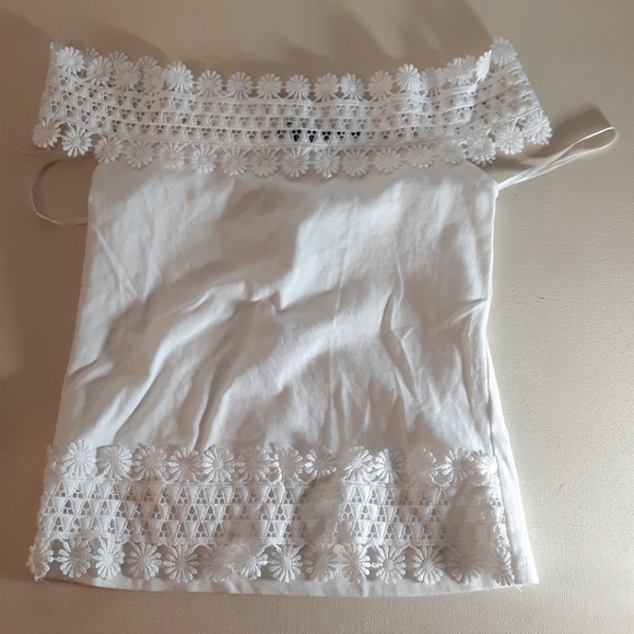 NWOT off-the-shoulder white Daisy top